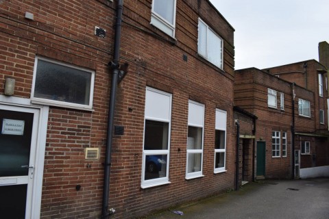 View Full Details for Flat 3, 11 High Street, Alfreton
